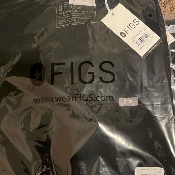 Black Figs set
Catarina one pocket top, high waisted Zamora jogger pants - Picture 3 of 4